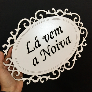 PLACA LÁ VEM A NOIVA      